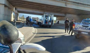 Una joven cayó de su motocicleta tras ser encerrada por un colectivo en la rotonda del Chacho