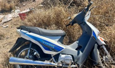 Encontraron una moto abandonada en un descampado y descubrieron que tenía pedido de captura
