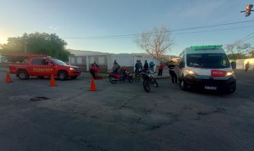 Fuerte choque entre dos motos: una mujer fue trasladada al hospital