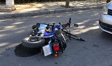Choque entre un auto y una moto en avenida Luis Vernet
