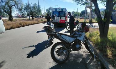 Una joven cayó de su moto en la colectora de Ruta 5