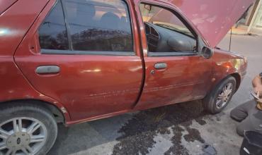 Susto en avenida San Nicolás de Bari: un auto se incendió y transeúntes apagaron las llamas