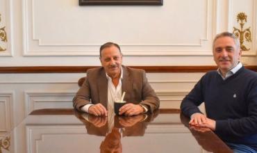 Ricardo Quintela se reunió con Andres "Cuervo" Larroque y advirtió sobre la recesión y el deterioro social 