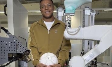 Mbappé cambia de marca de botines: su relación con Federer