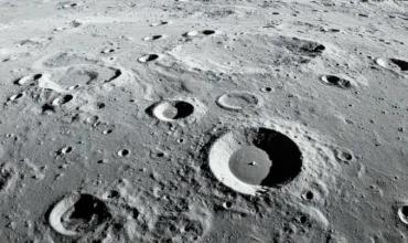 La NASA descubrió un nuevo cráter en la Luna: equivale a dos estadios de fútbol