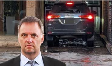 Adorni mantiene la custodia, se mueve en auto oficial y prepara la justificación de su patrimonio