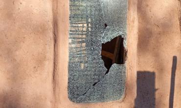 Dañaron el ventanal de un local en Sanagasta y buscan determinar quién fue el responsable