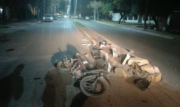 Fuerte choque en barrio Libertador: un motociclista de 19 años sufrió una grave lesión en la pierna