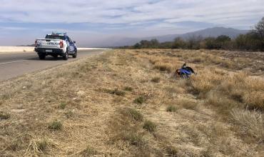 Ruta 40: un motociclista perdió el control, cayó sobre la banquina y quedó internado