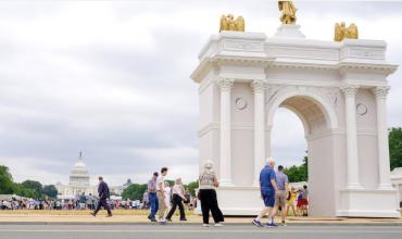 Trump sorprendió y anunció que su faraónico arco del triunfo en Washington tendrá una función militar