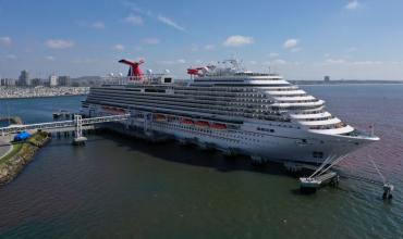 Un pasajero saltó por la borda de un crucero de Carnival y sigue desaparecido en el océano Pacífico