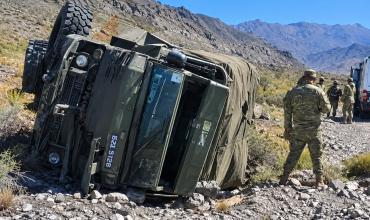 Vuelco de un Unimog del Ejército en Mina La Mejicana: tres militares quedaron internados
