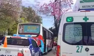Una mujer se descompuso mientras viajaba en un colectivo y fue asistida frente al Regimiento