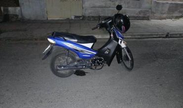 Intentó esquivar un perro, perdió el control de la moto y terminó en el hospital