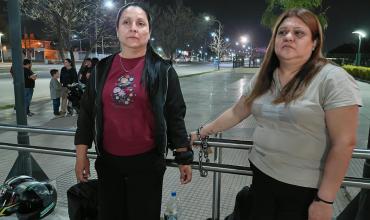 Preocupación por Adara, una bebé de 6 meses: sus abuelas se encadenaron en la puerta del Hospital de la Madre y el Niño