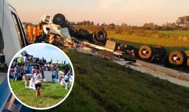 Entre Ríos: volcó un camión en la Ruta 14, el chofer quedó atrapado y vecinos saquearon la carga