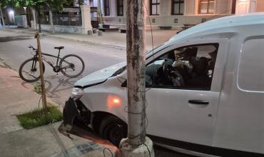 Perdió el control de su Renault Kangoo por un desperfecto mecánico y chocó contra un cordón