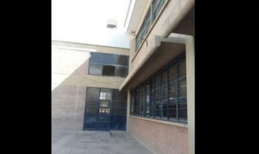 Padres reclaman medidas por la presencia de palomas en una escuela de Chepes