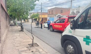 Un adolescente en bicicleta chocó contra la puerta de un auto en barrio Centro