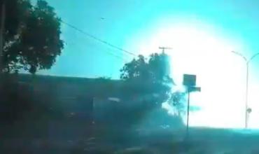 Terror en plena ruta de Brasil: explotó un tendido eléctrico durante un temporal y un conductor grabó todo