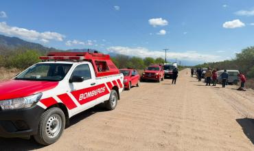 Vuelco en la ex Ruta 38: dos personas quedaron atrapadas dentro de una camioneta