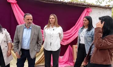 Entregaron pantallas solares a familias de La Laguna durante la visita del gobernador