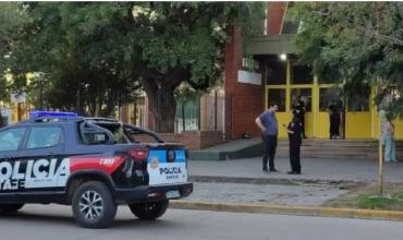 Alarma en Santa Fe: un estudiante difundió fotos con un arma en la escuela donde mataron a otro alumno hace seis meses