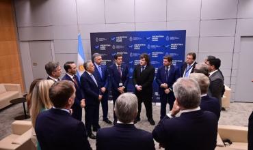 Uno por uno, quiénes aparecen en la foto con Javier Milei en la Argentina Week de París