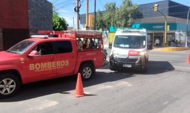 Un motociclista fue asistido tras chocar con una camioneta en la avenida San Nicolás de Bari