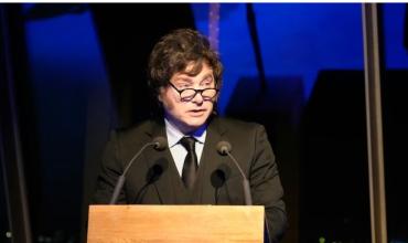 Javier Milei cerró Argentina Week en la Torre Eiffel con música y un mensaje a inversores
