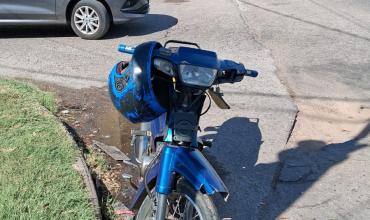 Una motociclista sufrió una caída por arena en la calzada y fue trasladada con una posible fractura de pierna
