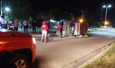 Una camioneta chocó contra un poste de alumbrado y volcó en Ortiz de Ocampo y Bicentenario: los dos ocupantes no necesitaron traslado