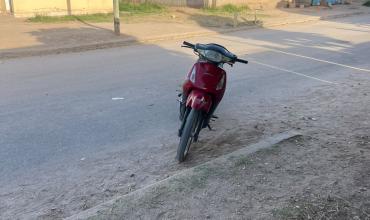 Un motociclista se dio a la fuga tras un choque en el barrio Santa Catalina: una mujer terminó en el hospital