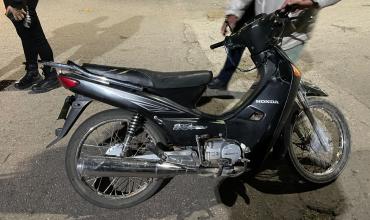 Dos ocupantes de una moto fueron trasladados al hospital tras un choque en el centro de Olta