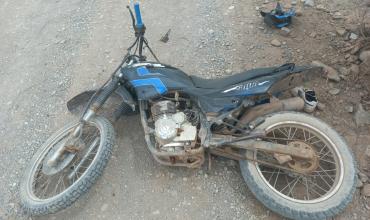 Un joven de 19 años sin casco derrapó en moto, chocó contra un chañar y quedó internado en Guandacol