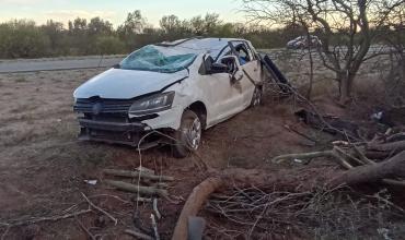 Dos personas resultaron heridas tras un vuelco en la Ruta 141 y una permanece internada