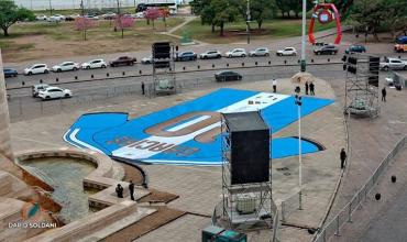 Sorpresa frente al Monumento a la Bandera: Rosario le dice “Gracias” a Messi con una camiseta gigante
