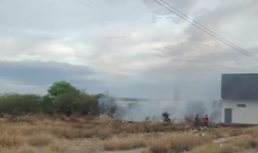 Incendio en un predio cercano a un local en Barrio 25 de Mayo Norte 