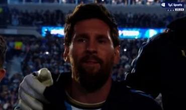 Messi no pudo cantar el himno de la emoción, con la bandera de Malvinas al lado