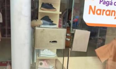 Forzaron la cerradura de un local céntrico y se llevaron una computadora