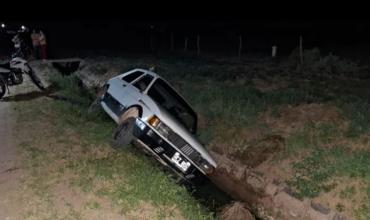 Un Fiat 147 cayó a un canal de riego en Catuna y buscan determinar qué ocurrió