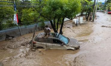 Las dramáticas imágenes que muestran la magnitud del aluvión que golpeó a Santiago de Chile