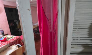 Un hombre rompió una puerta ventana, entró a la casa de una mujer de 76 años en el barrio Centro, la agarró del cuello y le robó dinero