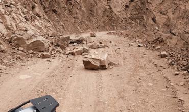 Un derrumbe de piedras cubrió todo el camino en la Cuesta de la Troya