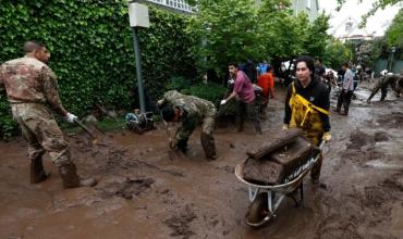 Más de mil voluntarios se suman a las tareas de limpieza tras el aluvión en Las Condes