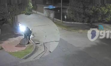 El insólito operativo en Córdoba para sacar a un hombre de una alcantarilla: llevaba un cuchillo y cables