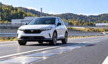 Convertir las carreteras en cargadores para autos eléctricos es posible: así es la propuesta en Japón