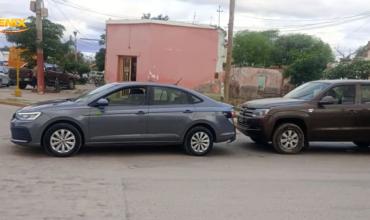 Una camioneta chocó desde atrás a un Volkswagen Virtus en el centro de Chepes