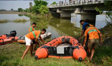 Tragedia en la India: volcó un barco en el río Ganges y murieron trece niños