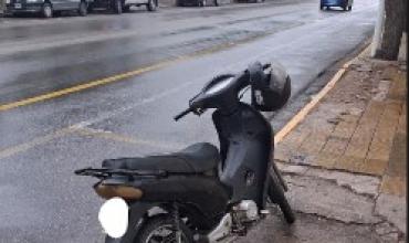 Cayó de su moto bajo la lluvia en Av. Perón y sufrió una fractura de fémur